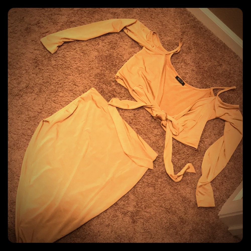 Crop top and skirt set gold